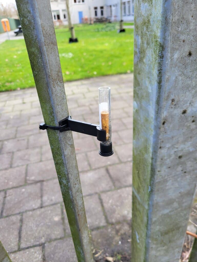 Verkeerd om opgehangen - Palmes buis=peukenbak geworden