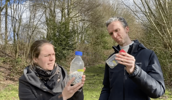 Merel en Joris roepen leerlingen op mee te doen met microplastics